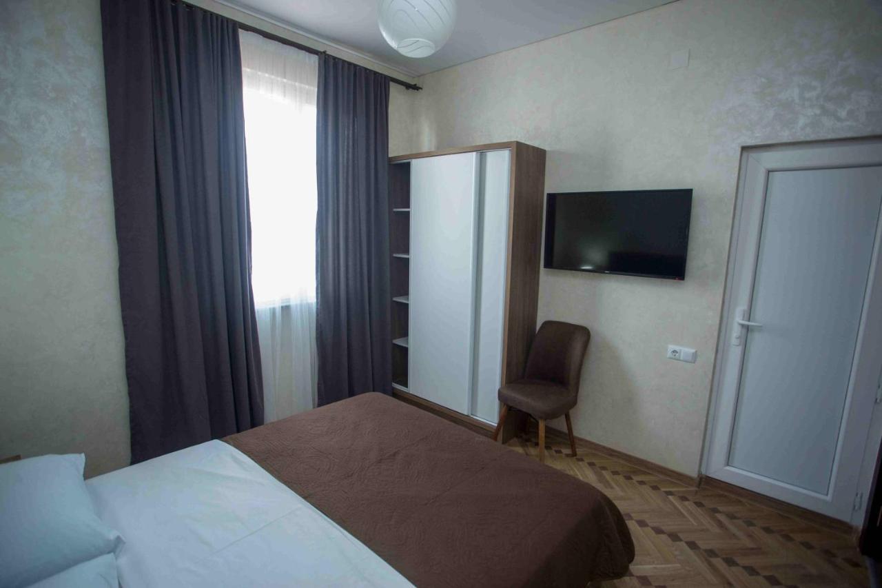 Hotel Lord Batoemi Buitenkant foto