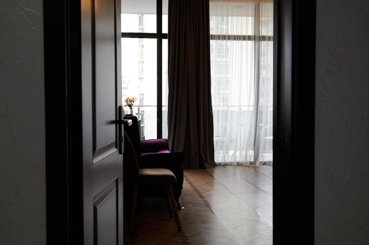Hotel Lord Batoemi Buitenkant foto